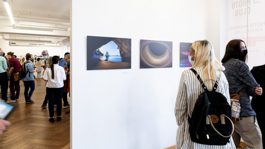 SPC Photo Awards - Basel, in Gallery Katapult. Des centaines de visiteurs profitent de l'exposition et votent pour leurs photos préférées.