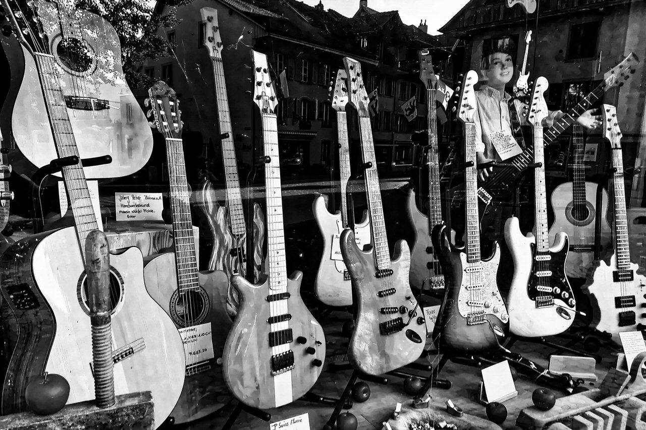 222 Marta LudiDer Junge mit Flying Guitar